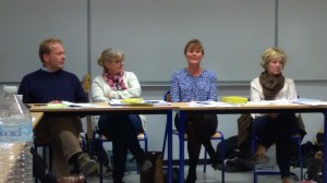 Op de ALV in november 2014 werden Enricke Bouma (als voorzitter) en Lina (als vice-voorzitter) uitgewuifd. Op de foto houdt Enricke haar afscheidsrede. De nieuwe voorzitter is Tijs Zijderveld, helemaal links in beeld. José Chopin, uiterst rechts, beheert de personeelszaken van de vereniging. 