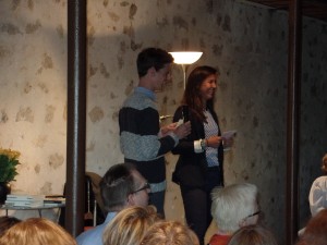 Noémi en Lowie uit Première openen de literaire avond met Tom Lanoye.